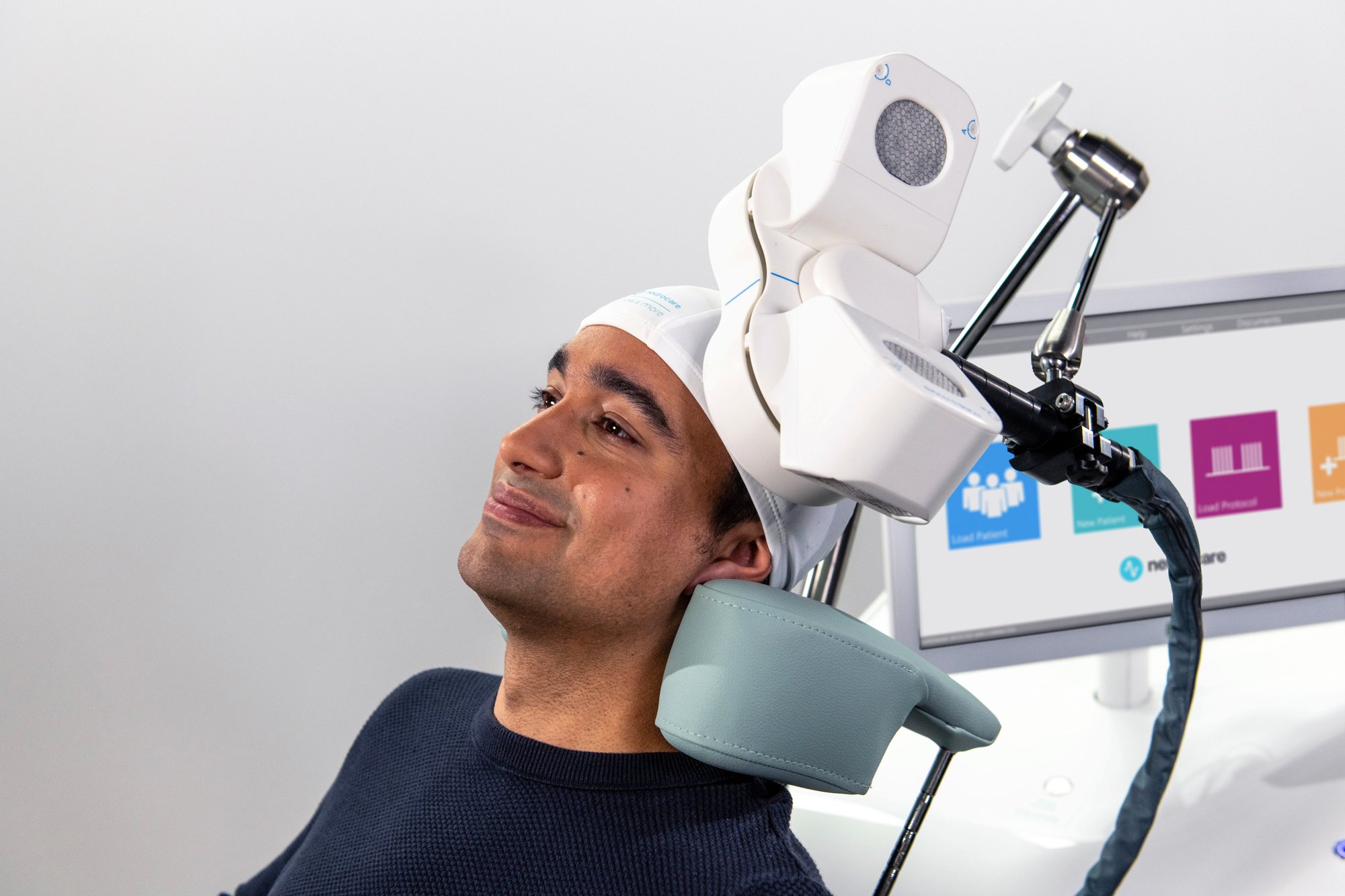 neurocare-TMS2804_Patient_Apollo_TMS-Coil